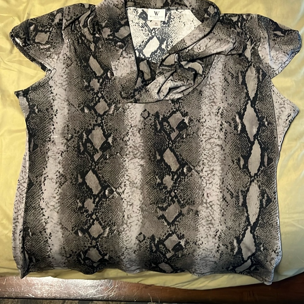 Nice silky shirt. Snake print. Super cute ! Excellent condition.